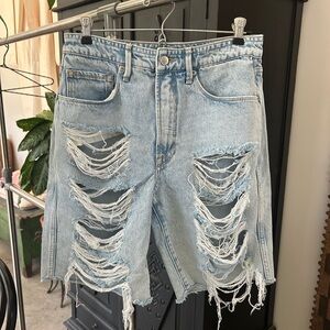 Good American Light Blue Wash Denim Cut Off Shorts Distressed Size 4 Like New
